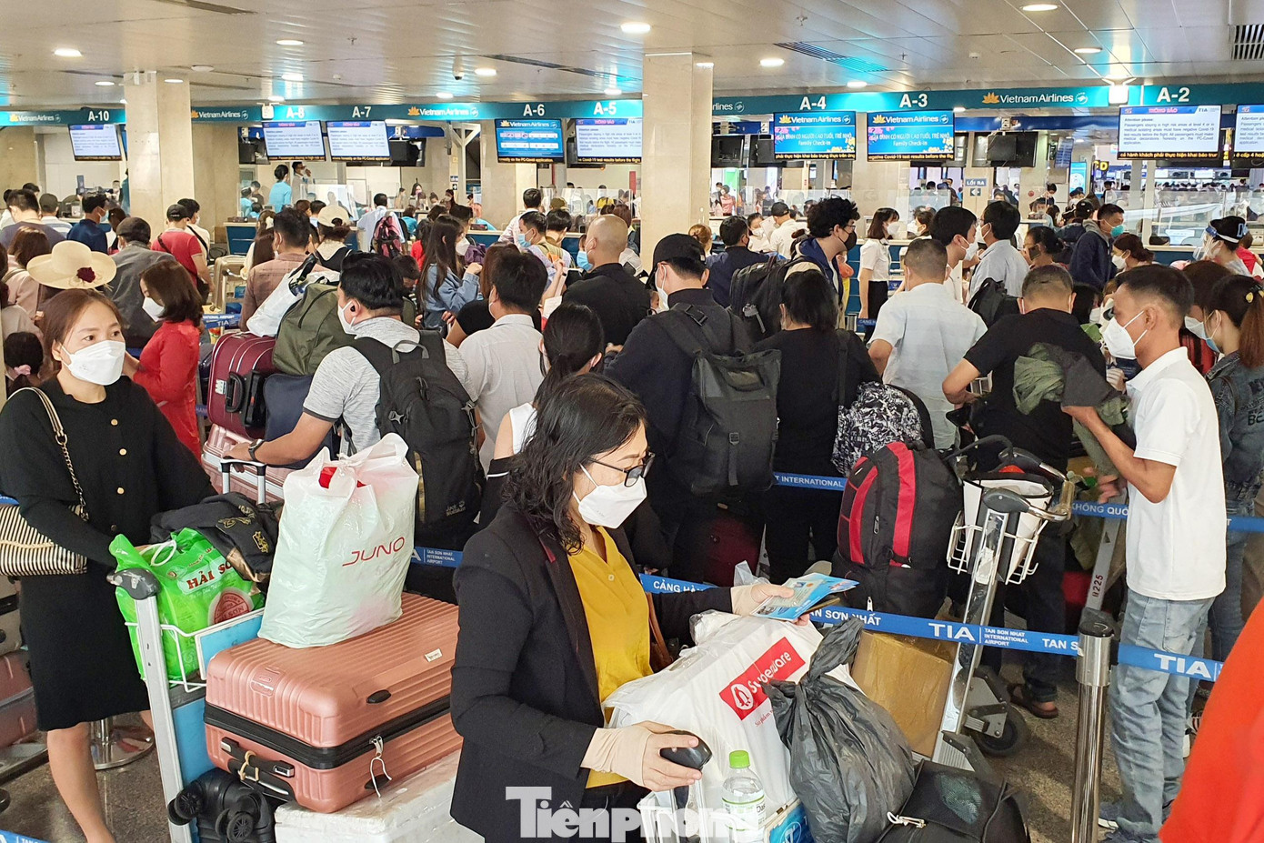 Sáng 26/1 (24 tháng Chạp), lượng hành khách đến sân bay Tân Sơn Nhất tiếp tục tăng đột biến. Khu vực làm thủ tục của các hãng bay đông nghẹt hành khách.