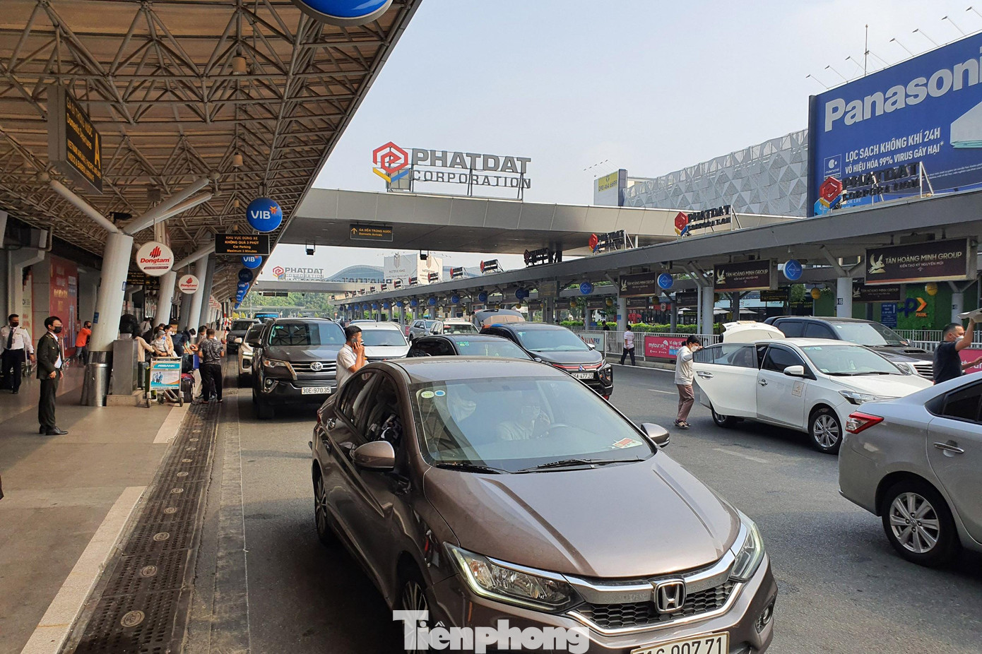 Đối với hành khách sử dụng xe ô tô vào nhà ga quốc nội sẽ được phân luồng theo từng làn riêng biệt. Trong đó, làn A dành cho phương tiện đưa khách đi máy bay; Làn B, làn C: dành cho các phương tiện đón khách (trừ xe taxi, xe kinh doanh vận tải); Làn D (trong nhà xe TCP): dành cho xe taxi, xe kinh doanh vận tải đón khách. Điểm đón xe buýt: tại cột 13 – Làn B ga quốc tế đến.