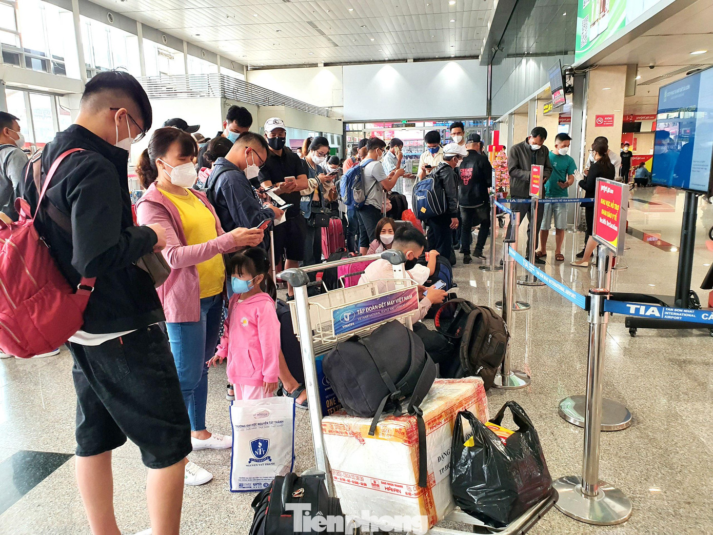 Trong nhà ga, Cảng hàng không quốc tế Tân Sơn Nhất đã bố trí nhiều bảng điện tử, hướng dẫn khai báo y tế di chuyển nội địa để hành khách khai báo trước khi làm thủ tục &apos;check-in&apos;.