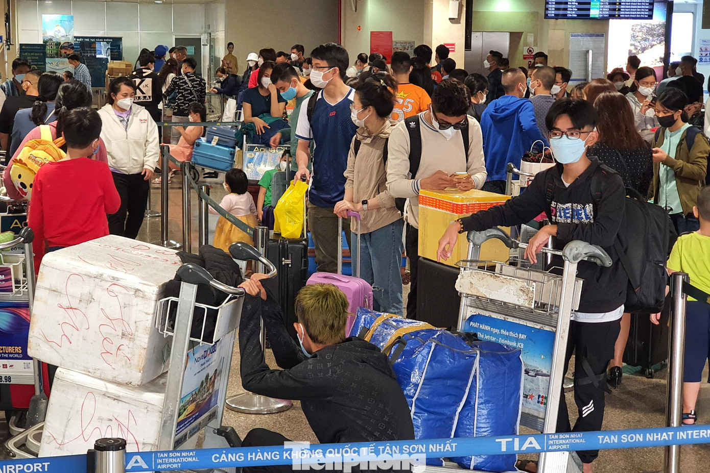 Từ sáng sớm, hành khách đã đến xếp hàng dài chờ làm thủ tục lên máy bay. Nhiều người xếp hàng khá lâu mới đến lượt &apos;check-in&apos;.