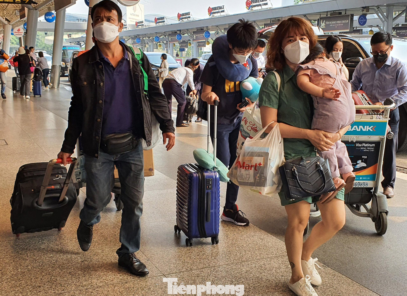 Sau khi Bộ GTVT bỏ quy định xét nghiệm với tất cả khách từ vùng 3 (vùng cam) trở xuống, Bộ Y tế yêu cầu các địa phương không cách ly người về quê, nhu cầu đi lại Tết của người dân đã tăng mạnh.