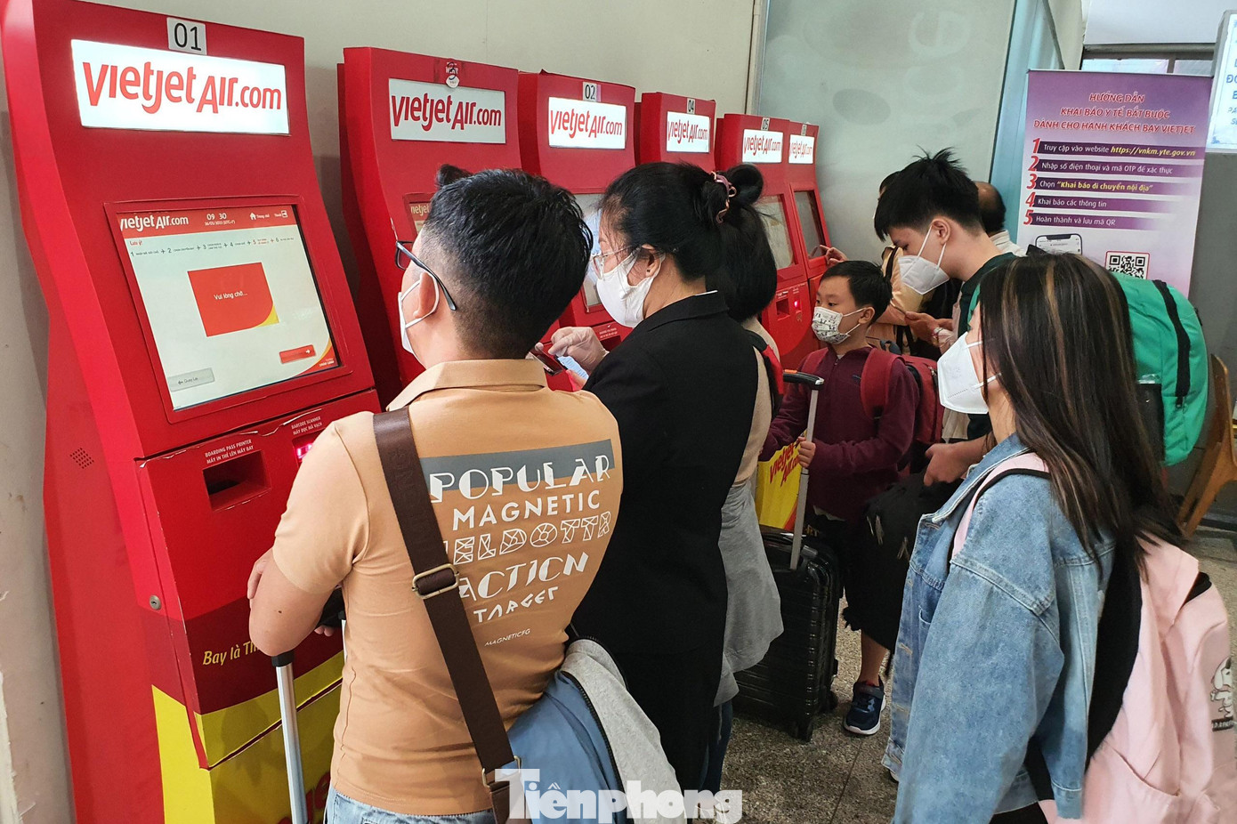 Trong khi đó, những hành khách không có hành lý ký gửi tự làm thủ tục &apos;check-in&apos; và in thẻ lên máy bay tại các ki-ốt được bố trí ở khu vực nhà ga. Sau khi in thẻ, hành khách trực tiếp đi đến khu vực soi chiếu an ninh để vào nhà chờ lên máy bay.