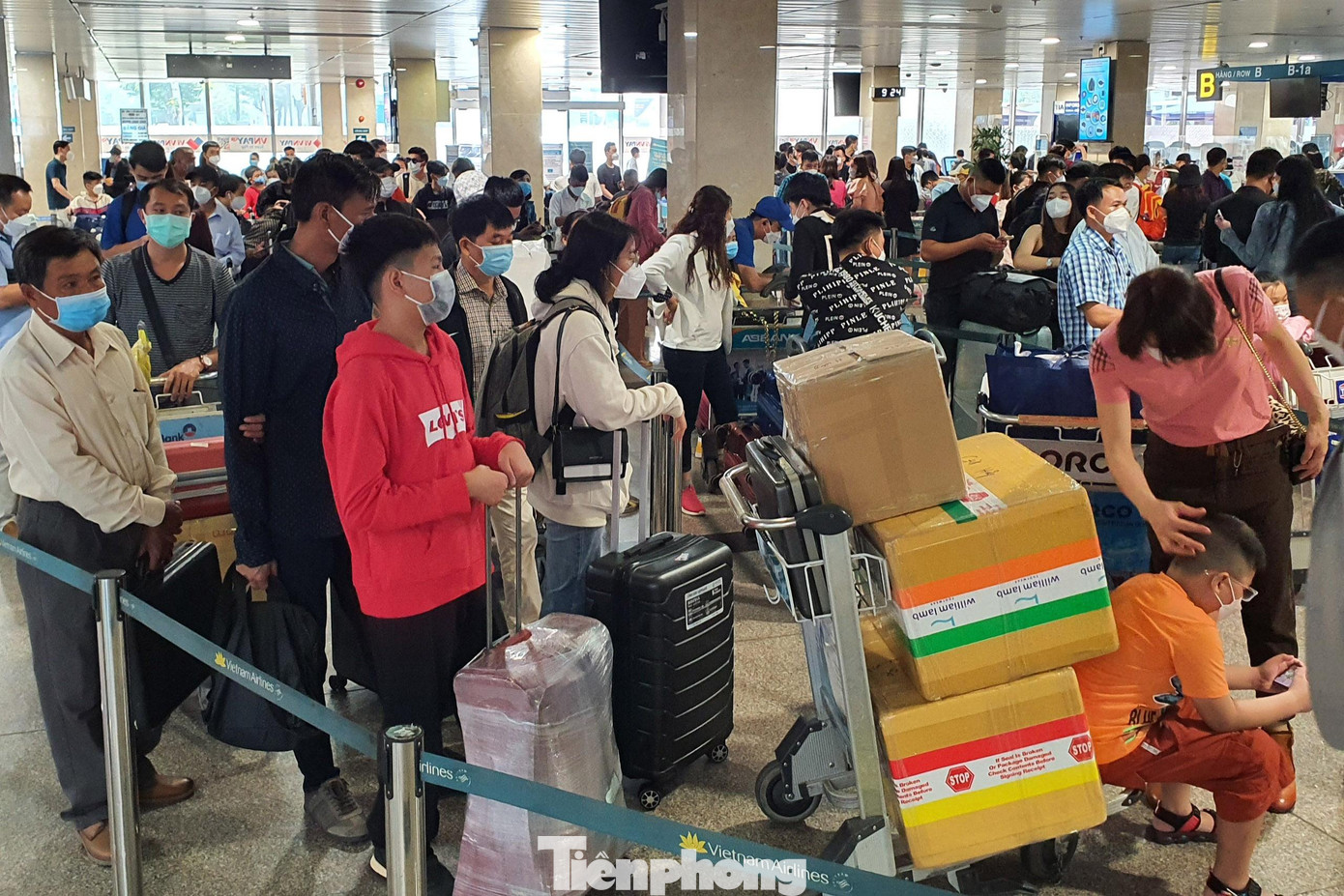 Tại khu vực làm thủ tục lên máy bay của hãng Vietnam Airline, hàng trăm người lỉnh kỉnh hành lý xếp thành nhiều hàng. Trung bình mỗi người xếp hàng khoảng 30 phút mới đến lượt làm thủ tục.