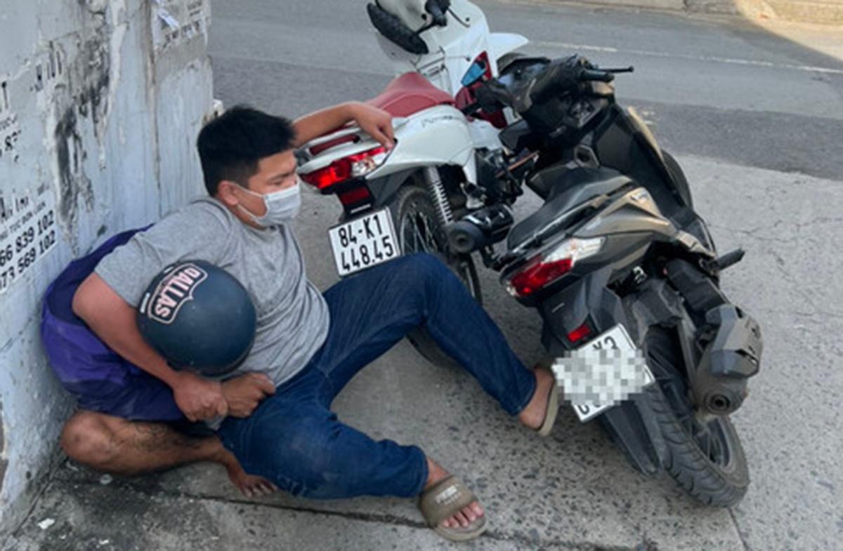 Trinh sát khống chế một đối tượng trong đường dây.