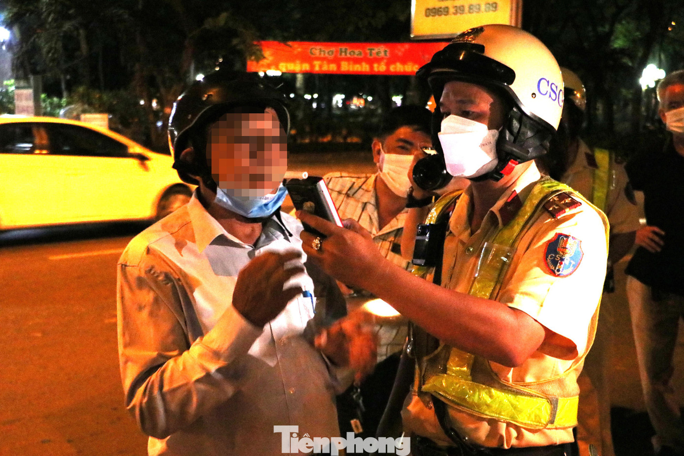 Nhiều người điều khiển xe máy có sử dụng rượu đã bị lực lượng CSGT lập biên bản vi phạm hành chính, tạm giữ phương tiện.