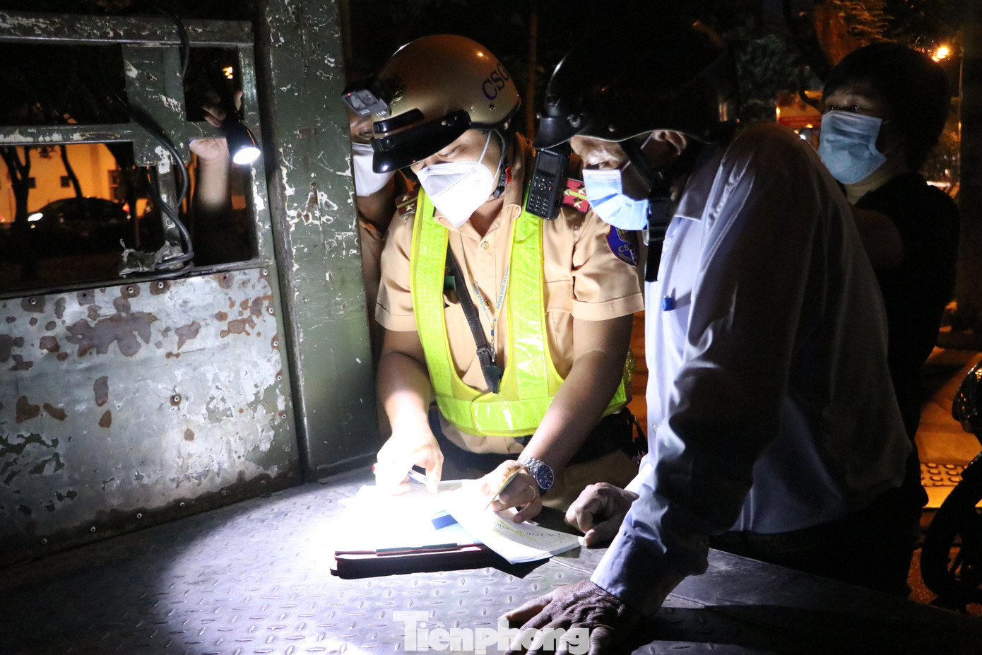 Sau buổi đi đám cưới cháu gái về, ông N.V.S (56 tuổi, ngụ quận Tân Bình), bị lực lượng chức năng lập biên bản xử phạt 4,5 triệu đồng, tạm giữ phương tiện 7 ngày vì có nồng độ cồn gần 0,3mg/lít khí thở.