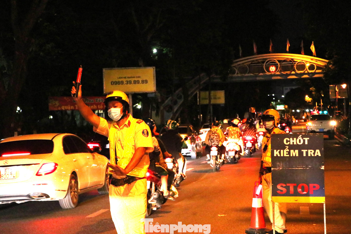 Khuya 22/1, Đội Cảnh sát giao thông (CSGT) Tân Sơn Nhất, thuộc Phòng CSGT đường bộ - đường sắt (PC08), Công an TPHCM tổ chức thực hiện chuyên đề kiểm tra nồng độ cồn đối với người điều khiển ô tô, xe máy lưu thông trên địa bàn.