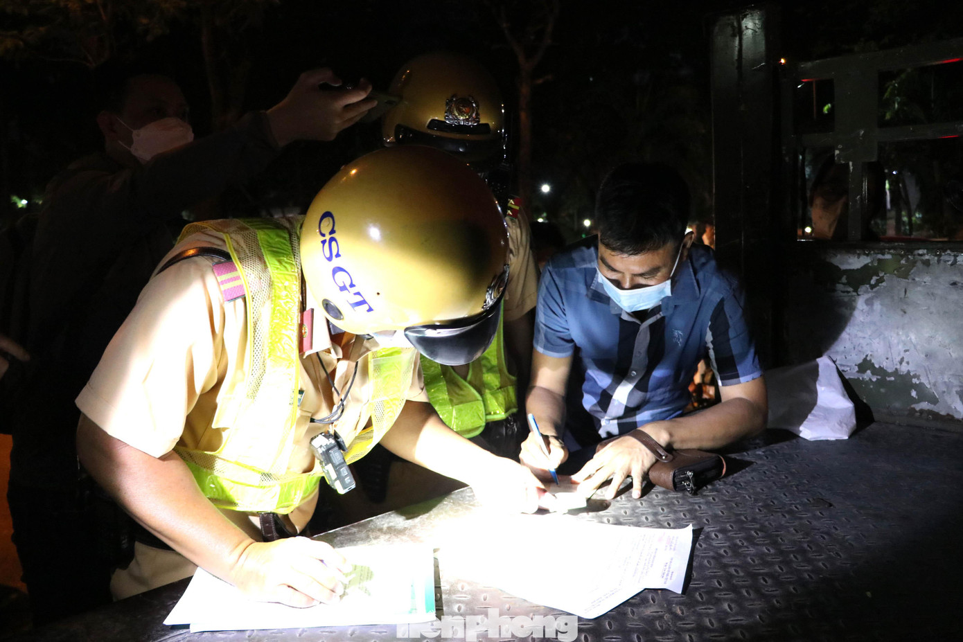 Nam tài xế chấp hành mức xử phạt của lực lượng chức năng. Với lỗi vi phạm trên 0,4mg/lít khí thở, nam tài xế bị lập biên bản vi phạm với mức phạt 35 triệu đồng, tạm giữ giấy phép lái xe 23 tháng.