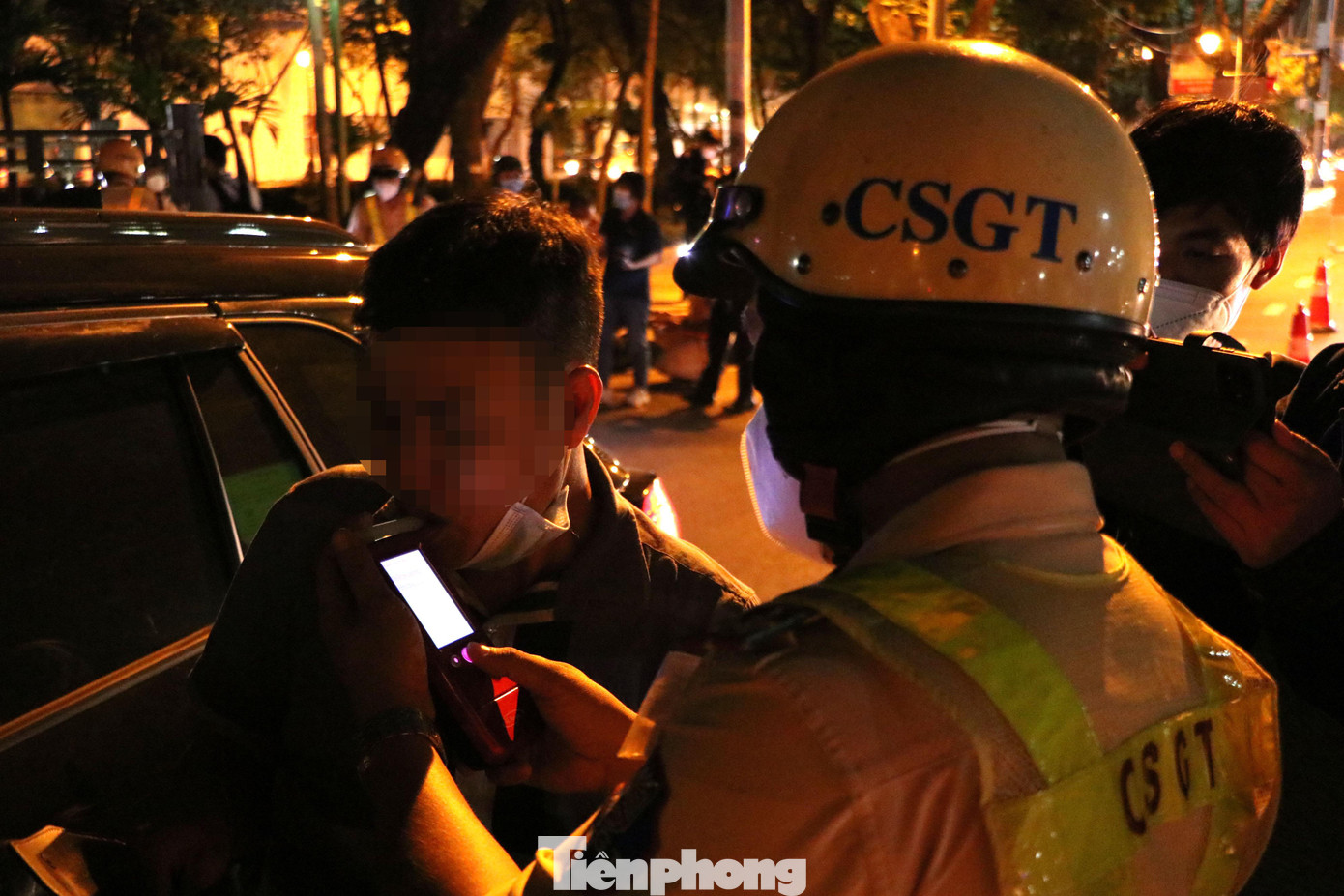 Cũng trong tối 22/1, một tài xế xe ô tô bị lực lượng CSGT kiểm tra và phát hiện vi phạm nồng độ cồn ở mức cao nhất.