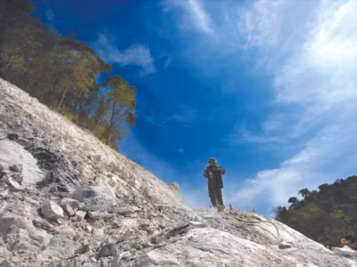 Xẻ núi làm đường (chụp tại Điểm cao 383, xã Ya Mơ, Chư Prông, Gia Lai). Ảnh: Vũ quang thái