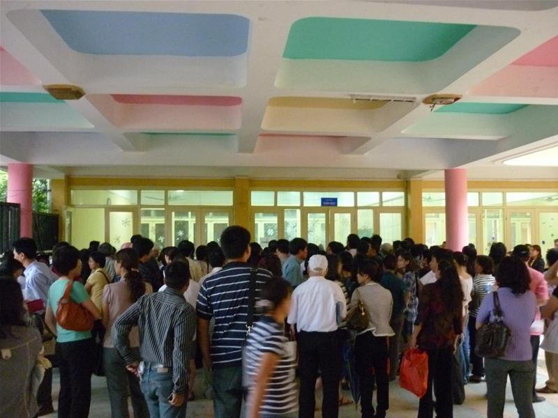 Chen chúc nộp hồ sơ. Ảnh: HT