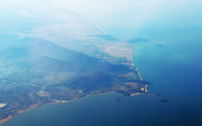 Đây là hình ảnh chụp từ trên máy bay, khu vực biển Vũng Chùa, thuộc xã Quảng Đông, huyện Quảng Trạch, Quảng Bình, nơi có thể được chọn là nơi an nghỉ ngàn thu của Đại tướng Võ Nguyên Giáp