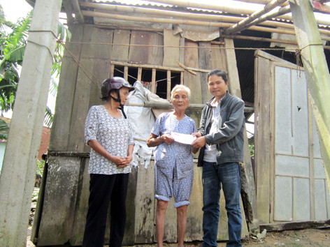 Đại diện báo Tiền Phong trao quà cho người dân vùng bão Đại Lộc (Quảng Nam)