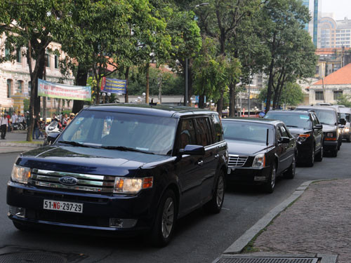 Đoàn xe đưa ông Kerry đến Nhà thờ Đức Bà