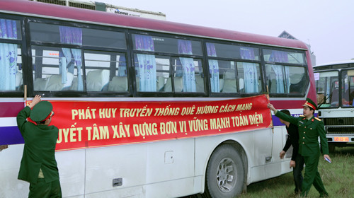 Ban chỉ huy quân sự huyện Kim Động và đơn vị nhận quân trang trí trên xe chở tân binh