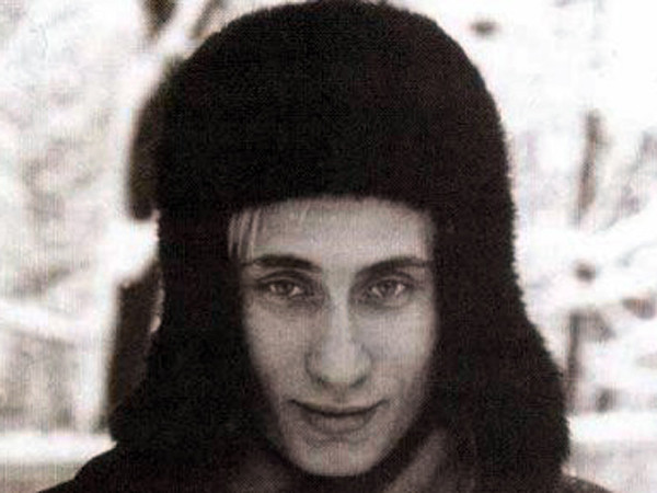 Khuôn mặt ông không thay đổi quá nhiều so với hiện nay.