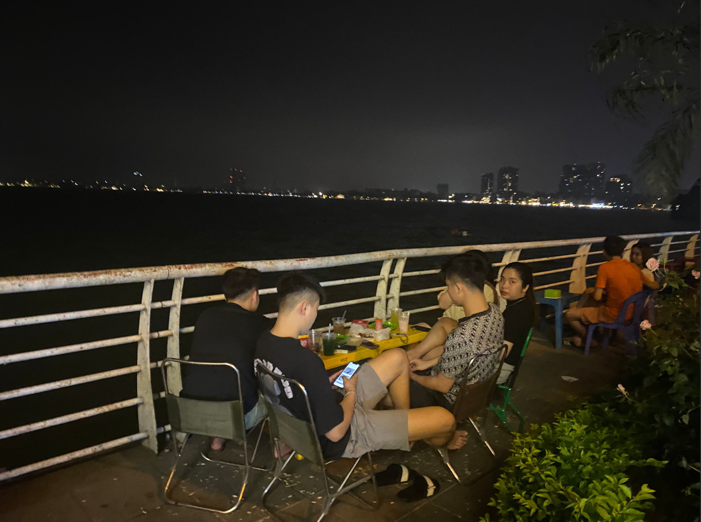 Đông đảo giới trẻ ngồi trà chanh hóng mát ở hồ Tây. Đông đảo giới trẻ ngồi trà chanh hóng mát ở hồ Tây.