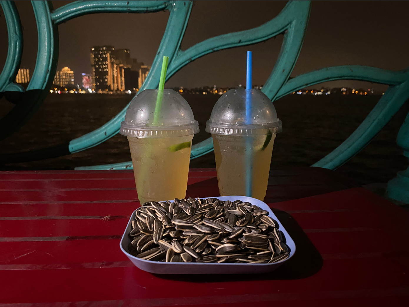 Combo trà chanh, hướng dương tại bờ hồ. Combo trà chanh, hướng dương tại bờ hồ.