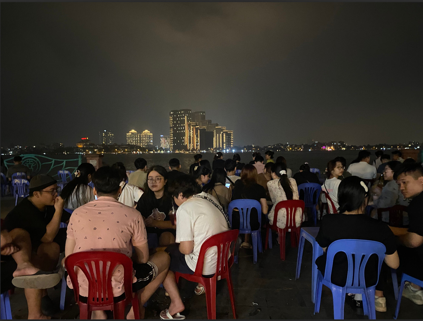 Giới trẻ tụ tập vỉa hè ven hồ. Giới trẻ tụ tập vỉa hè ven hồ.