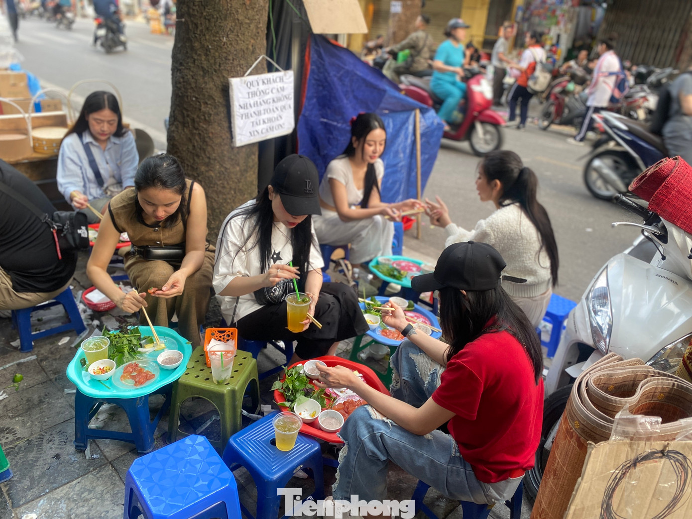 Hàng sứa sống trên phố Hàng Chiếu đông khách.