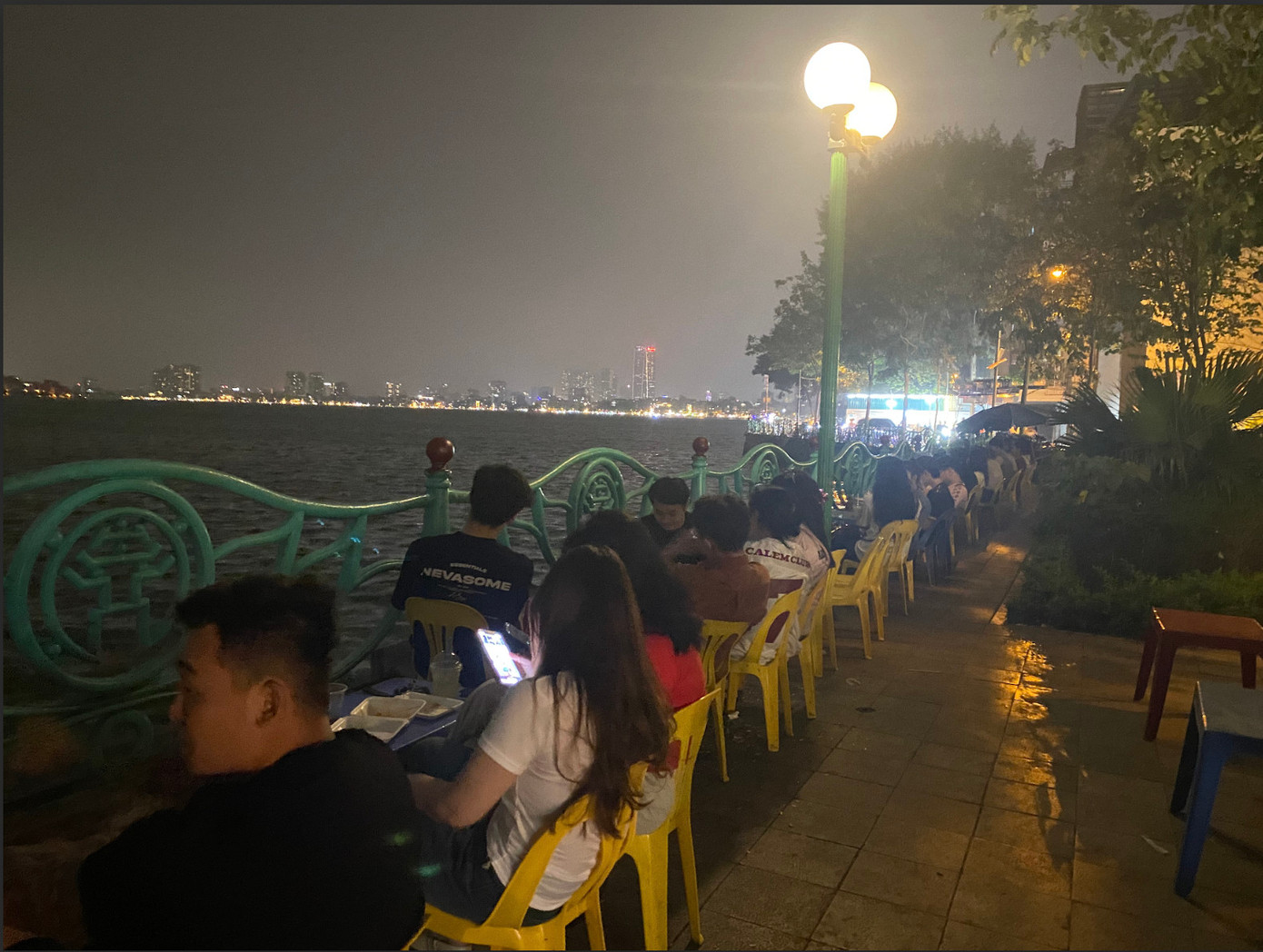 Trà chanh bờ hồ thu hút lượng lớn giới trẻ. Trà chanh bờ hồ thu hút lượng lớn giới trẻ.