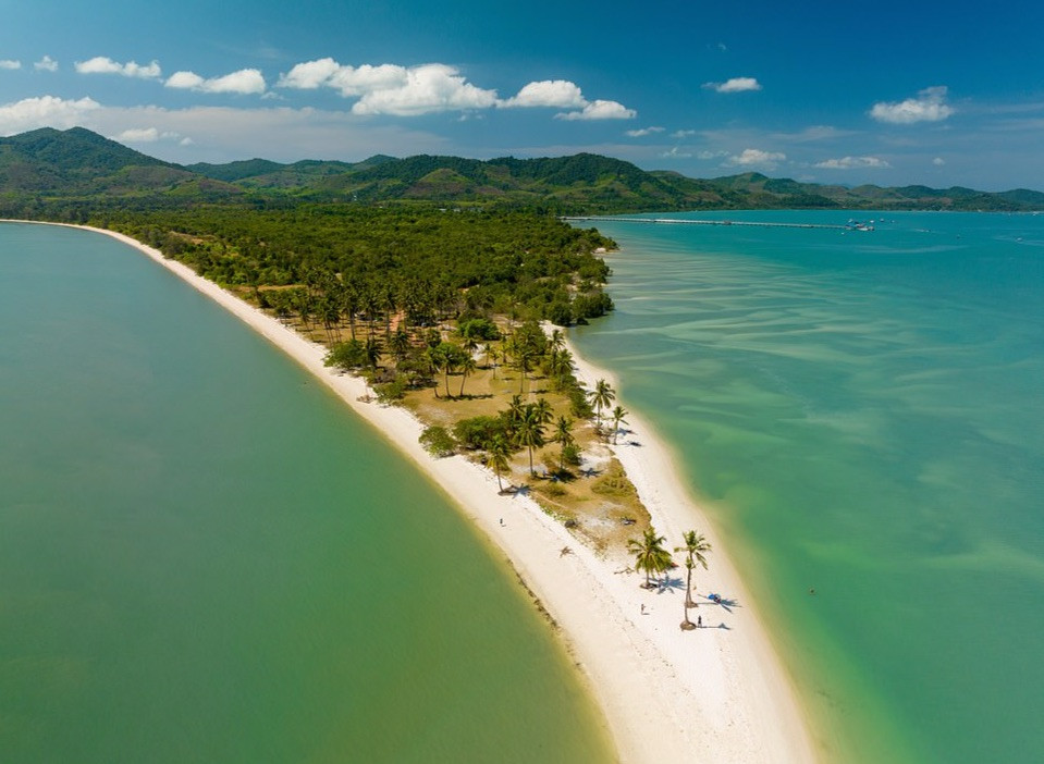 Vùng cát trắng trải dài và những hàng dừa trên biển.