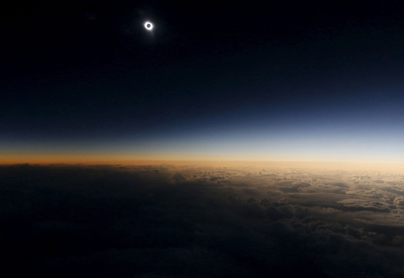 Quang cảnh nhìn từ máy bay trong chuyến bay nhật thực từ thành phố Murmansk của Nga để quan sát nhật thực vào ngày 20 tháng 3 năm 2015, trên Biển Na Uy.