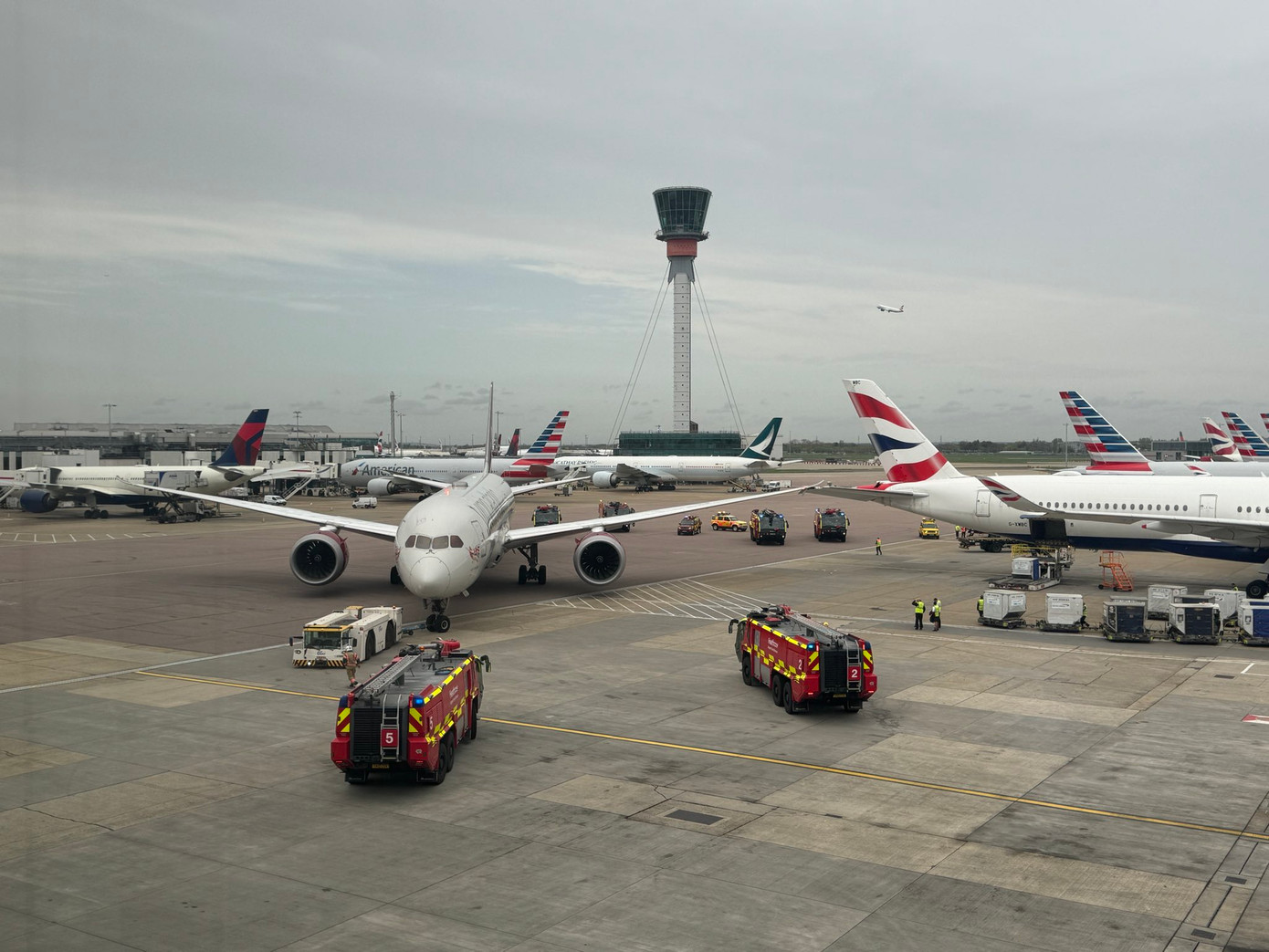 Hiện trường hai máy bay va chạm tại sân bay Heathrow.