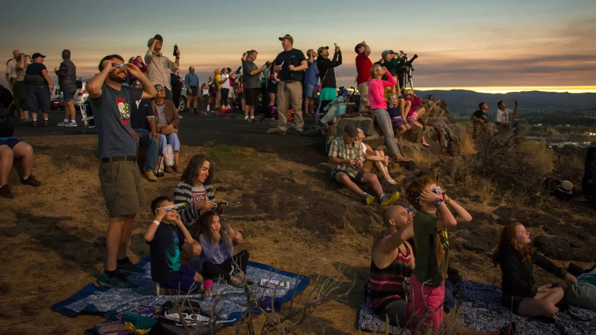 Mọi người xem nhật thực toàn phần vào tháng 8 năm 2017 trên thị trấn Prineville ở Oregon.