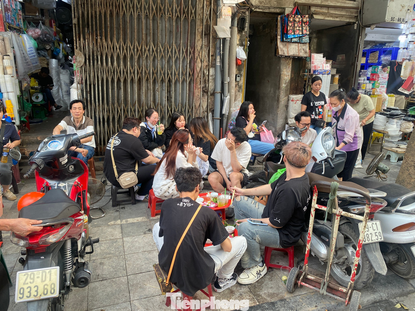 Du khách tấp nập thưởng thức món sứa đỏ.