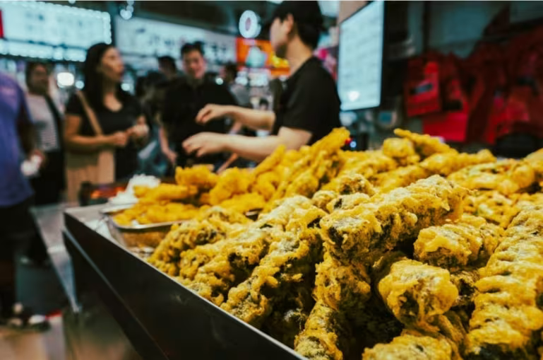 Chợ Gwangjang - thiên đường ẩm thực Hàn Quốc. Ảnh: Matthew Ng.