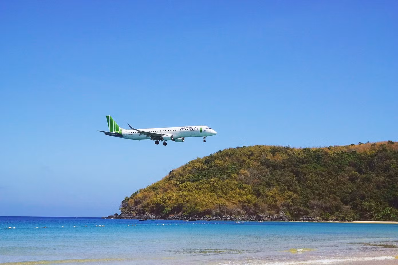 Vé máy bay chặng nối chuyến Hà Nội - Côn Đảo có số lượng hạn chế trong tháng 4.
