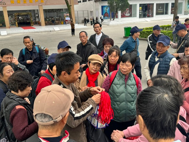 Sự gia tăng khách du lịch nhập cảnh qua đường bộ kéo theo tình trạng tour du lịch 0 đồng chất lượng kém. (Ảnh: Hoàng Dương).