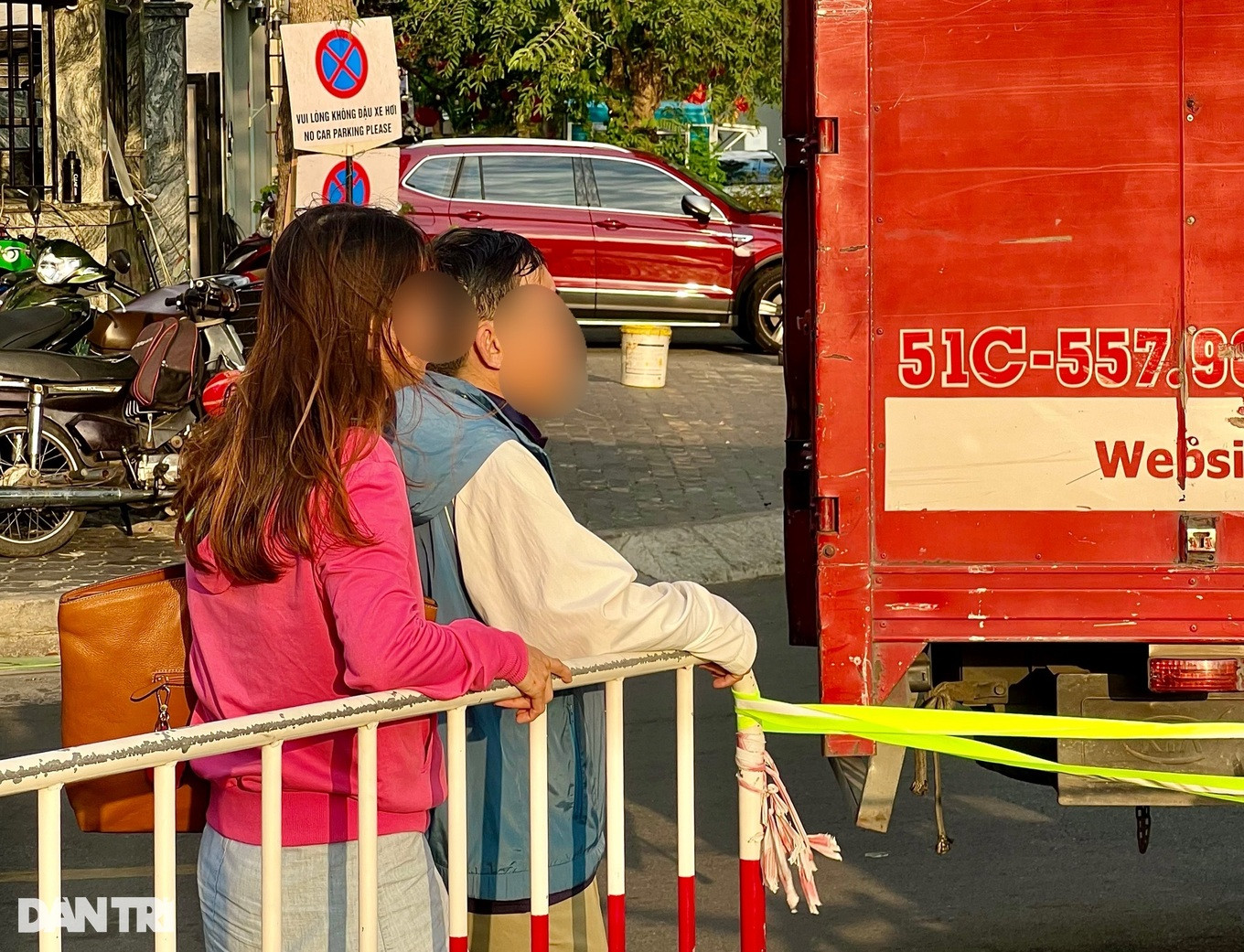 Chủ nhân của 19 chú chó quay lại chung cư để thu dọn đồ đạc (Ảnh: Quỳnh Tâm).