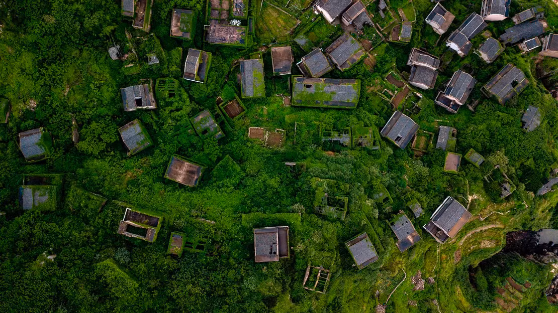 Ngôi làng ma trông càng mê hoặc hơn trong thời tiết sương mù.