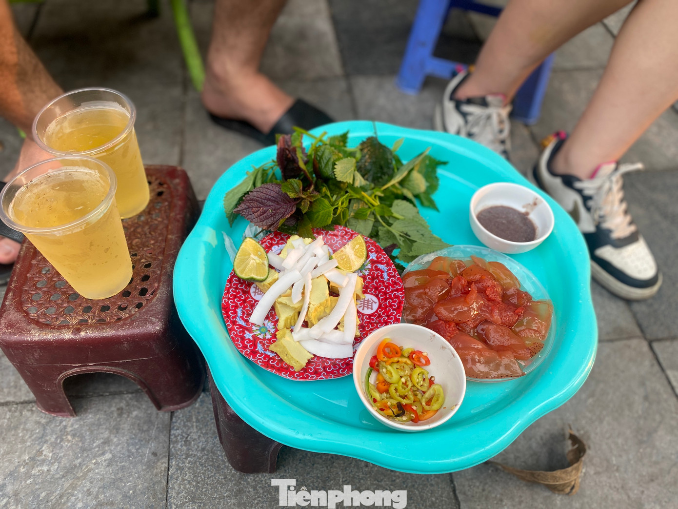 Món sứa đỏ được du khách thưởng thức ngay tại vỉa hè các khu phố cổ.