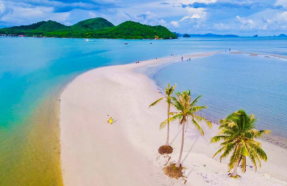 Bãi biển của hòn đảo.