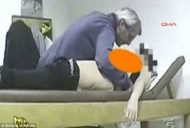 Gã bác sĩ nghiêng người hôn nữ bệnh nhân trên giường điều trị sau khi đã sờ soạng khắp người cô