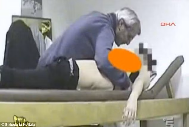 Gã bác sĩ nghiêng người hôn nữ bệnh nhân trên giường điều trị sau khi đã sờ soạng khắp người cô. Gã bác sĩ nghiêng người hôn nữ bệnh nhân trên giường điều trị sau khi đã sờ soạng khắp người cô