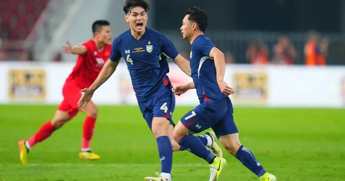 Pha lập công "xấu xí" của tiền đạo Supachok. Pha lập công "xấu xí" của tiền đạo Supachok.