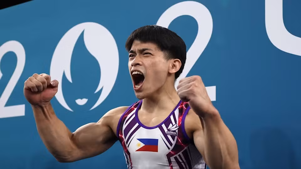 Carlos Yulo ăn mừng đầy phấn khích.