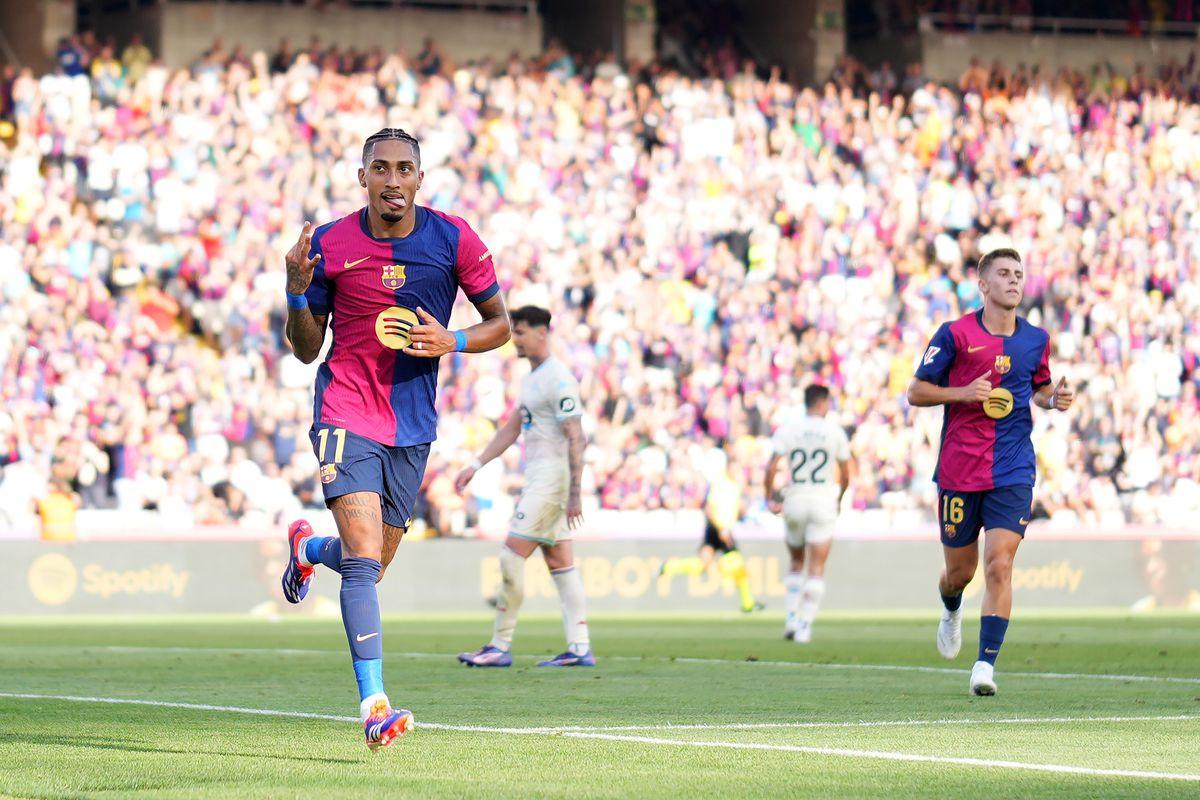 Raphinha lập hat-trick.