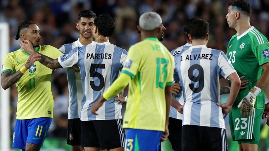 Thất bại 1-4 trước Argentina khiến HLV Dorival Junior mất việc. Thất bại 1-4 trước Argentina khiến HLV Dorival Junior mất việc.