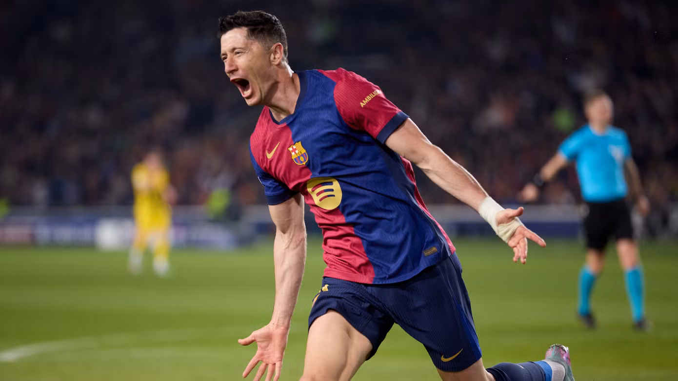 Lewandowski lập cú đúp.