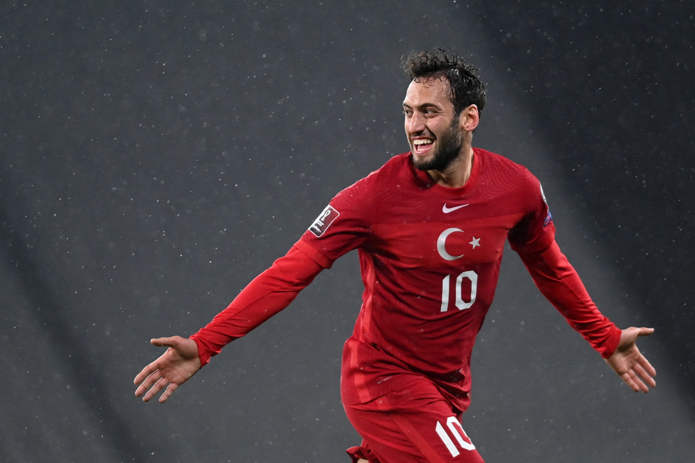 Nhạc trưởng Hakan Calhanoglu. Nhạc trưởng Hakan Calhanoglu.