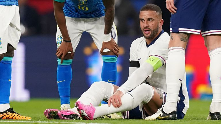 Kyle Walker dính chấn thương trong trận đấu với Brazil.