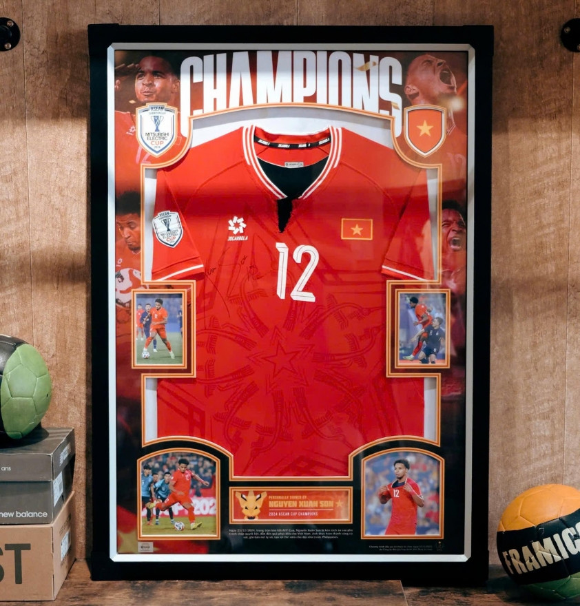 Chiếc áo bị kéo rách của Nguyễn Xuân Son trong trận đấu với Singapore. Chiếc áo bị kéo rách của Nguyễn Xuân Son trong trận đấu với Singapore.