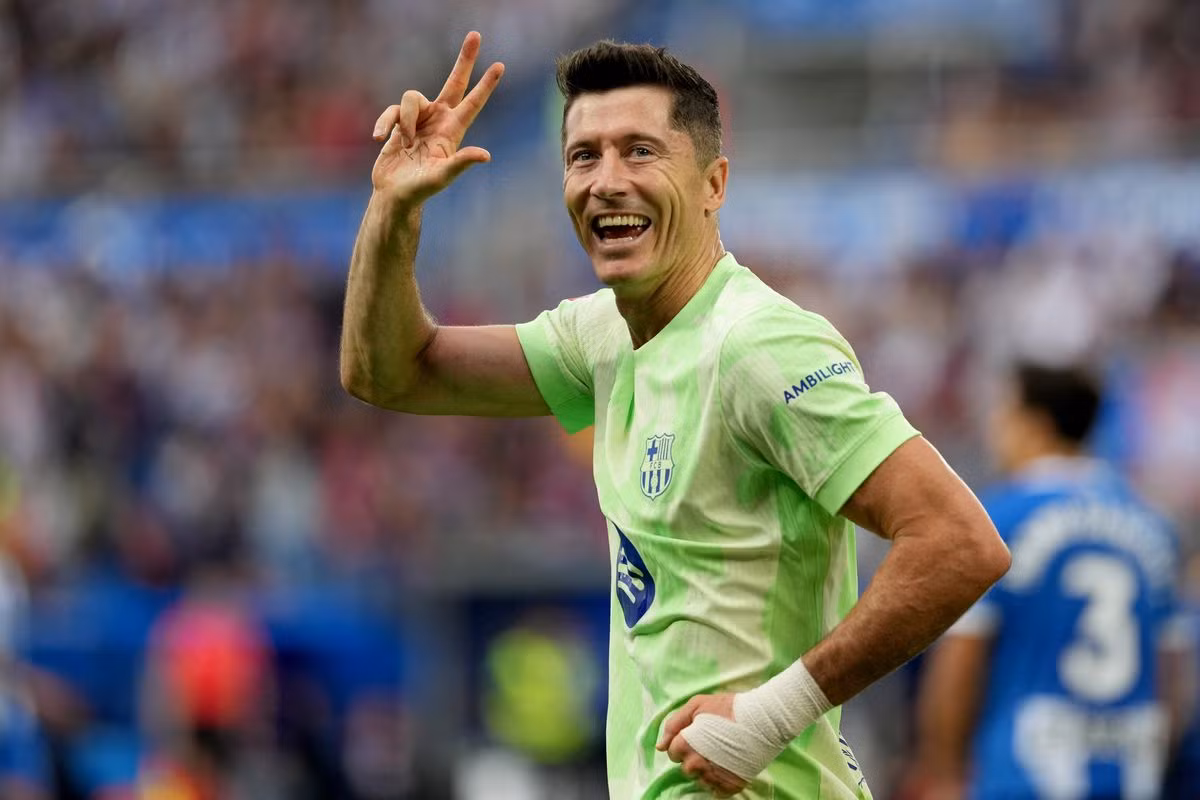 Cú hat-trick đầu tiên của Lewandowski ở mùa giải 2024/2025. Cú hat-trick đầu tiên của Lewandowski ở mùa giải 2024/2025.