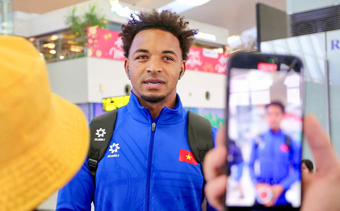 Tiền đạo Xuân Son trả lời phỏng vấn trước khi di chuyển sang Singapore. Tiền đạo Xuân Son trả lời phỏng vấn trước khi di chuyển sang Singapore.