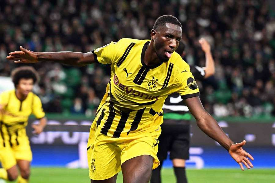 Dortmund dễ dàng đè bẹp Sporting Lisbon ba bàn không gỡ.